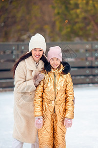 小女孩和妈在溜冰场滑冰图片
