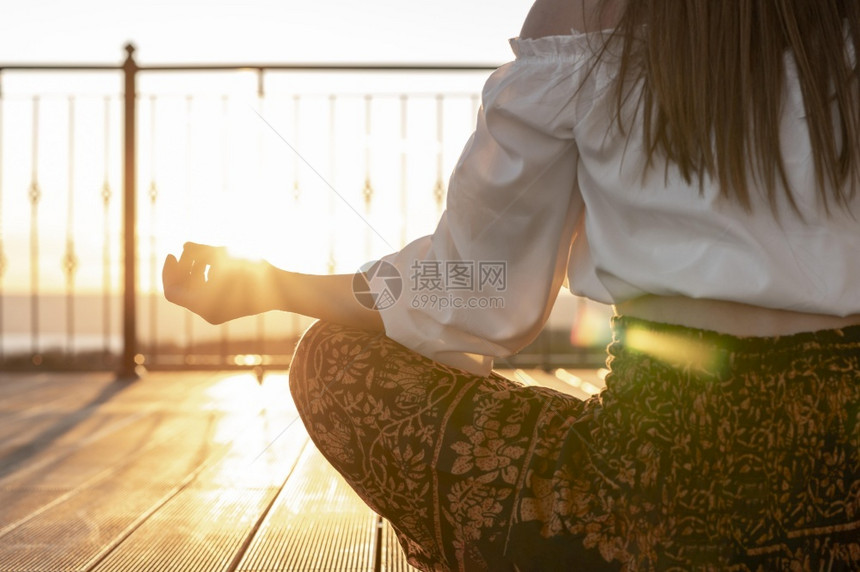 高的特写女人坐在户外分辨率和高质量的美丽照片特写女人坐在户外高质量的美丽照片概念乐趣阳光图片