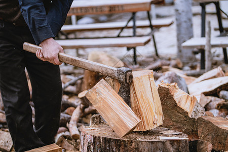 木材优质的人类用老旧砍木详细描述原木上飞过的块和锯屑砍人们图片