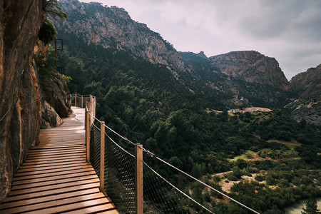 人行道踪迹徒步旅在西班牙南部的岩山和石跑道之间走着木环行道图片