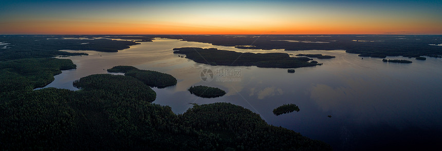 苏亚尔维湖的空中全景日出时被俄罗斯卡雷利亚森林环绕晚上户外自然图片