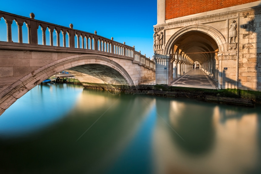 意大利威尼斯日出太阳升起意大利威尼斯桥运河和Doges宫拱城市街道图片