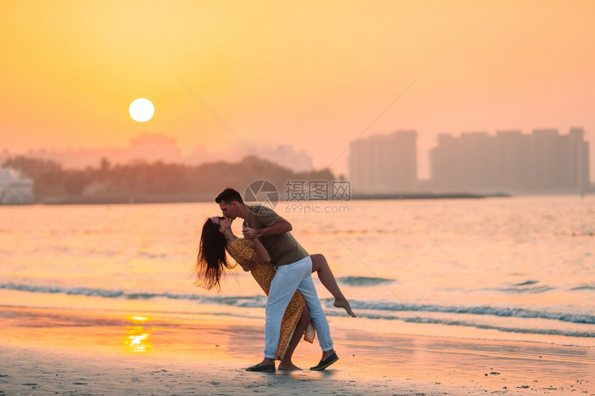 年轻夫妇在海边度假图片