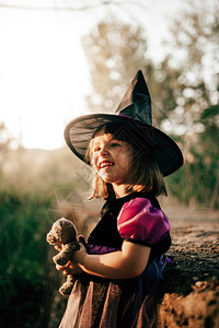 黑色的万圣节时在树林里装扮成的微笑孩伪装图片