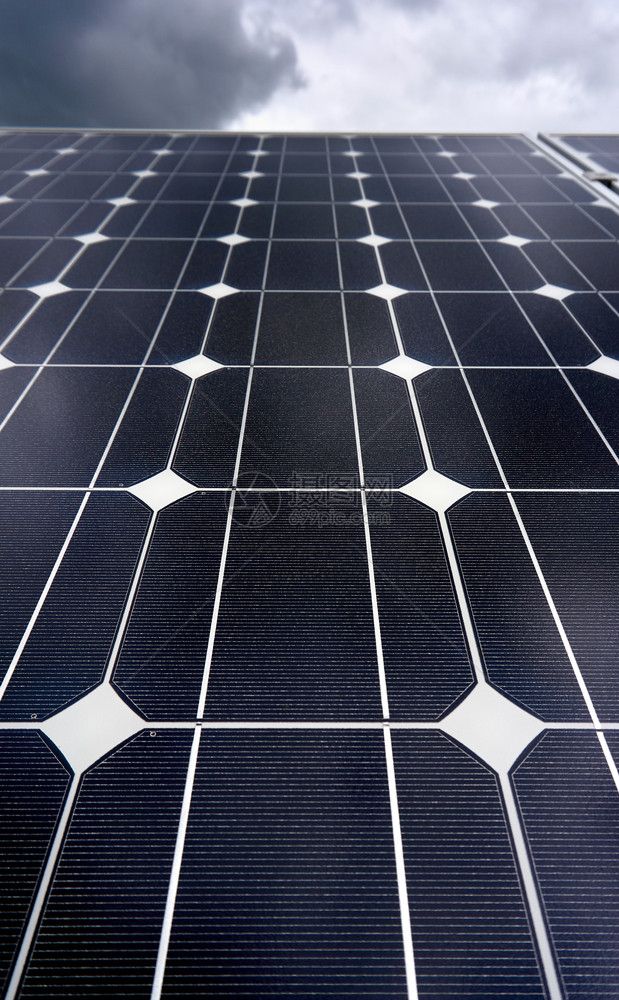 建造利用太阳能电池板生产反射温暖的图片