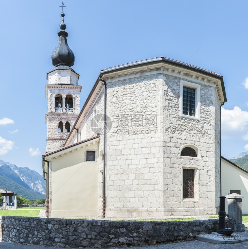 在意大利北部17世纪一座教堂的门窗和钟楼外在意大利北部的一个教堂天圆顶灵图片