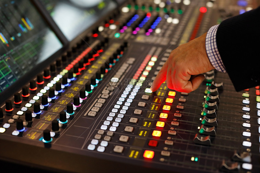 音频生产控制台室的音响工程师有选择焦点A混合声音手图片
