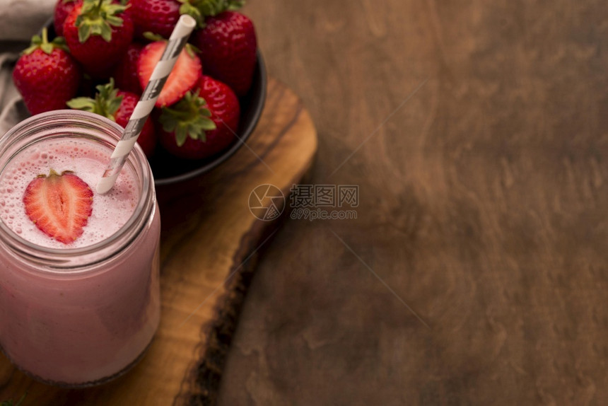 早餐高的新鲜角草莓奶昔有样复制空间图片