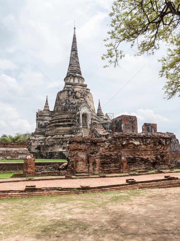 结石泰国秋天省历史公园的古老塔泰国Ayutthaya省安详蓝色的图片