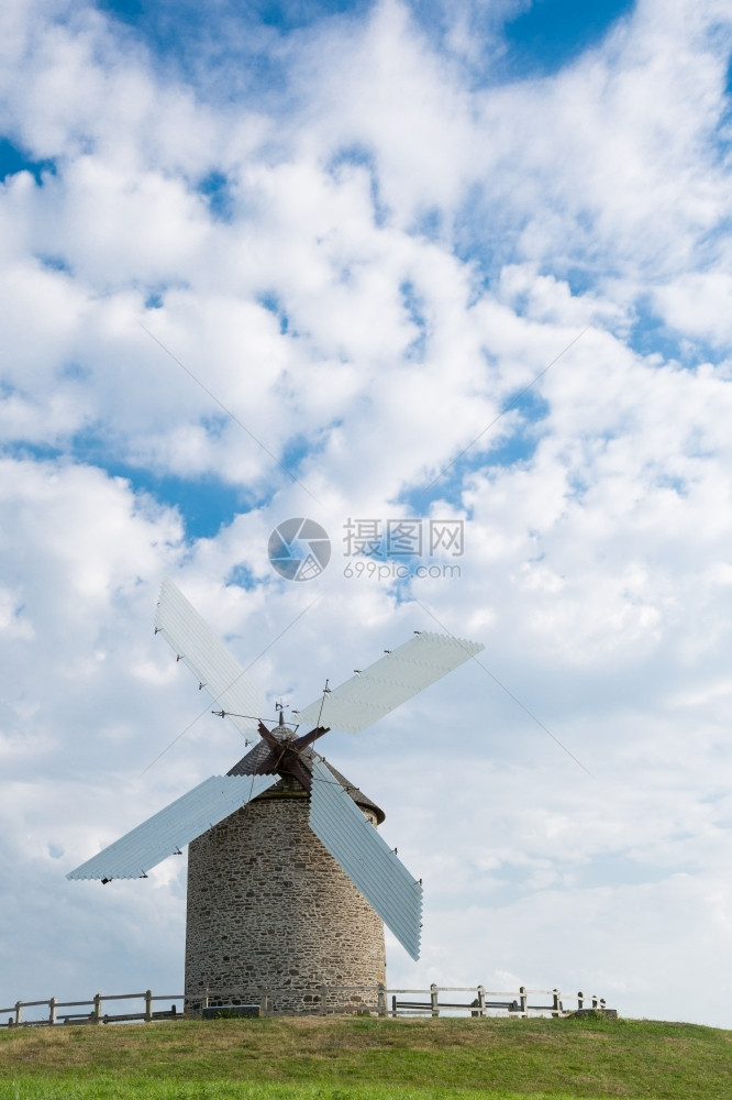 小麦法国圣米歇尔山附近的传统风车蒙特建造图片