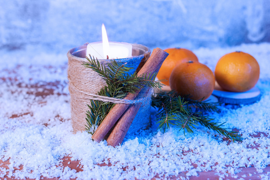 冷杉庆典热蜡烛和木背景的橘子在寒冷气氛中假期图片