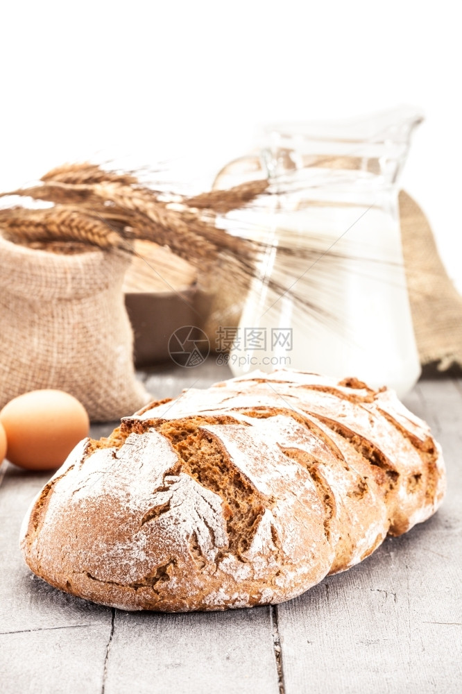 所有的小麦面包在木制桌子上的照片健康谷物图片
