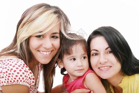 巴拿马快乐的美丽年轻母亲快乐肖像有两个女儿看着摄影机孤立在白边上家庭图片