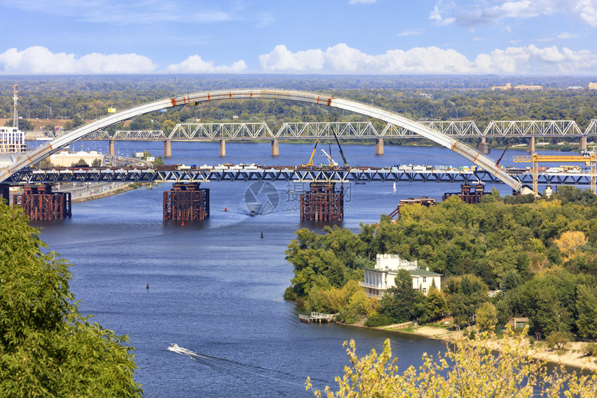 景观旅游在基辅特鲁哈诺夫岛河上建造波多尔斯基桥在辅Dnipro横跨第尼普罗的波多尔斯基桥从一个高处拍摄的图象穿过基辅第尼普拉的波图片