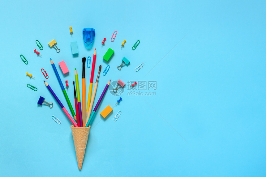 在华夫饼冰淇淋锥中画笔刷纸板蓝底面的静止生命蓝色背景空间平坦露天风景组织教育运动文具Pencils粉笔躺着班级丰富多彩的图片