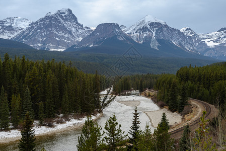 在加拿大艾伯塔班夫公园的BowRiverCurve和有雪覆盖山庙背景的弯曲铁路轨道加拿大艾伯塔州班夫公园旅行民多岩石的图片