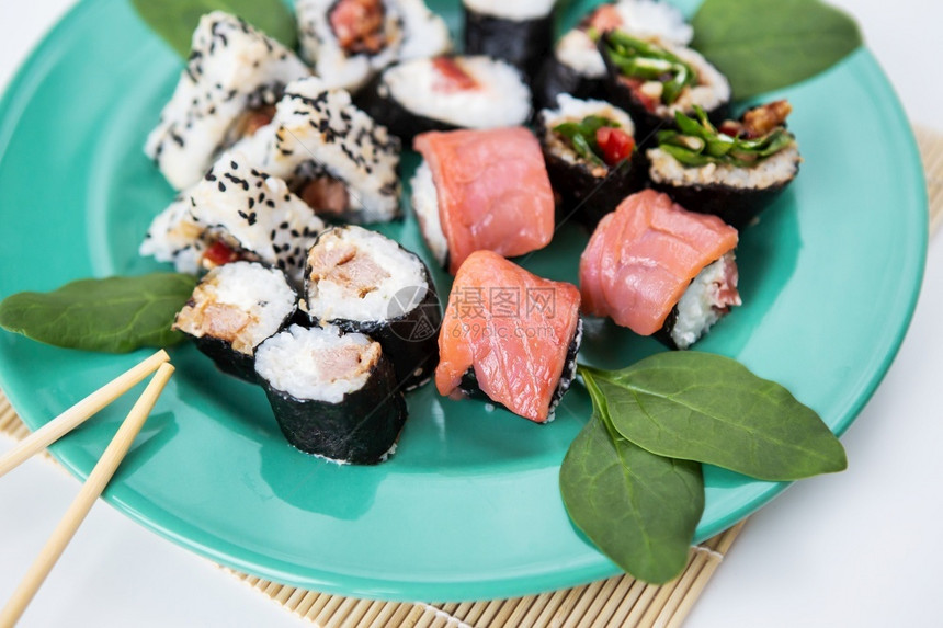 生姜金鱼素食主义者各种类型的maki寿司费城maki鲑鱼米饭沙拉美味健康的食物特写镜头各种类型的maki寿司沙拉美味和健康的食物图片