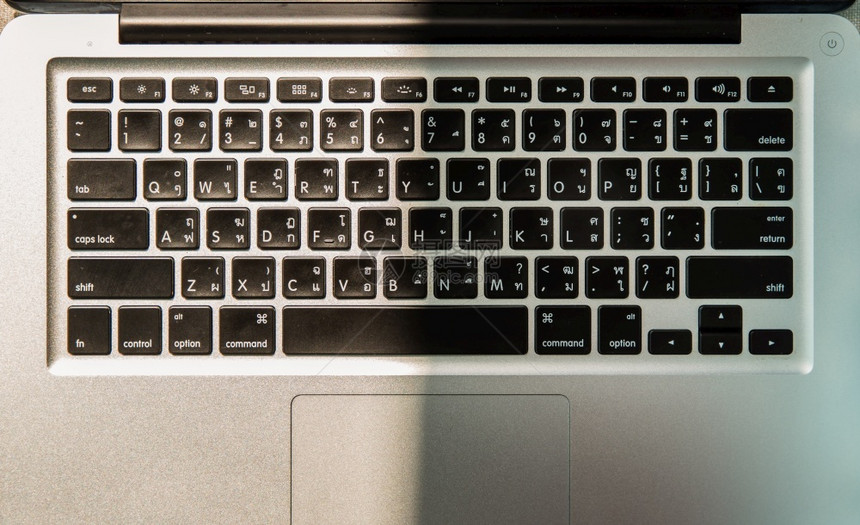 现场计算机键盘高对比度和浅深选择焦点的键盘上膝型电脑键盘的近距离详细视图网络空间反射浅的图片