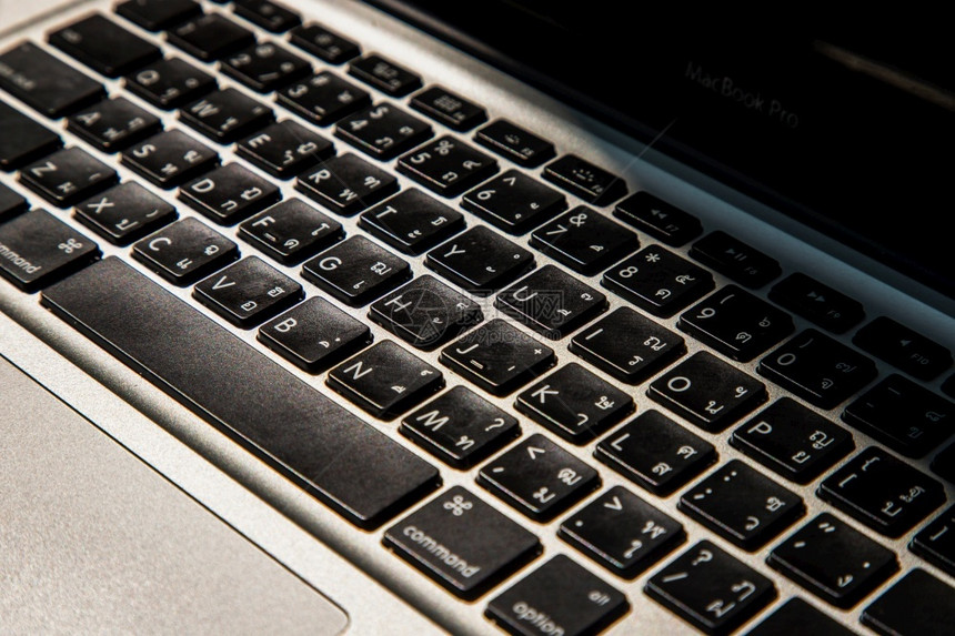 商业电子的现场计算机键盘高对比度和浅深选择焦点的键盘上膝型电脑键盘的近距离详细视图目的图片