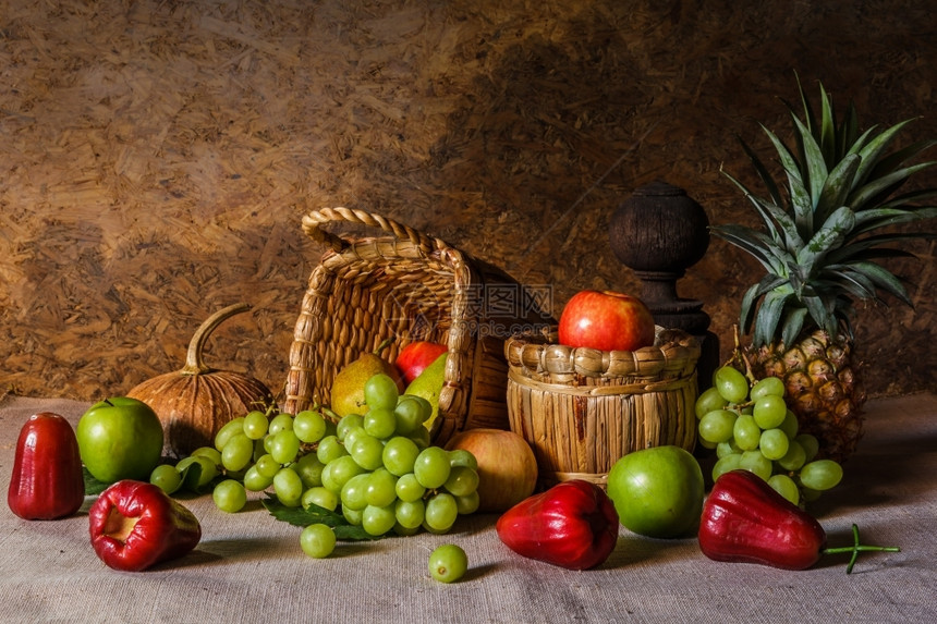 将水果放在由天然材料制成的篮子里死生果实绿色万圣节农业图片