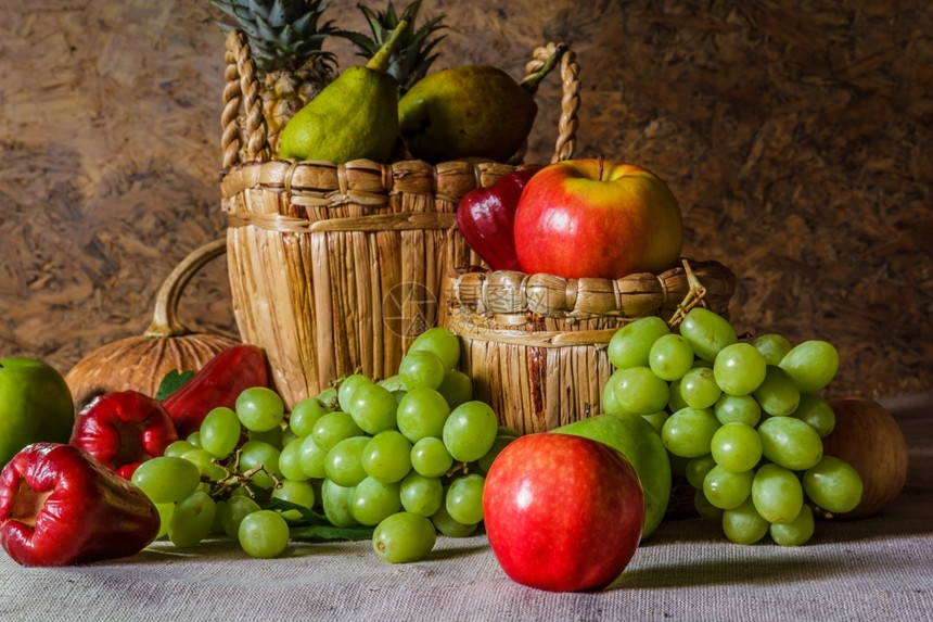 成熟吃季节将水果放在由天然材料制成的篮子里死生果实图片