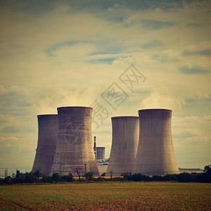 生产涡轮放射捷克杜科瓦尼电站烟囱的地面风景Dukovany图片