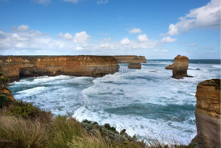 澳大利亚南维多州大洋路旁崎岖的海岸线位于澳大利亚南维多州蓝色的旅游海滩图片