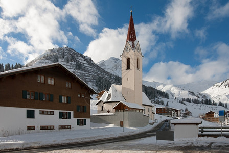 冬天障碍松树奥地利的华斯罗肯阿尔卑高山光景村图片