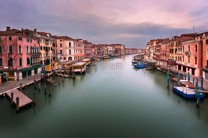 古董灯大运河和威尼斯天线的景象位于意大利威尼斯早上在里亚尔托大桥镇图片