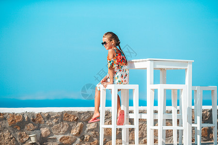 坐在海边休息的小女孩图片