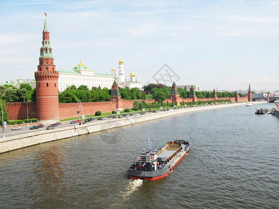 大教堂墙中央莫斯科克里姆林宫和莫斯科Moskva河图片