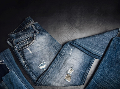 让潘特JeansPant躺在水泥地板时装任何别的服装为多样而穿经典衣服暗调平坦的收藏躺着背景图片