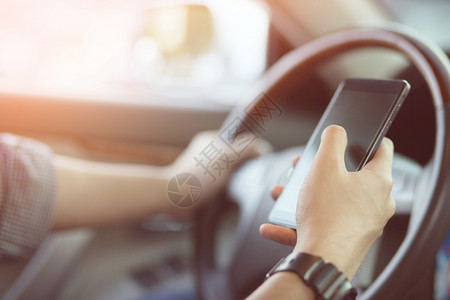 男人旅行交通使用智能手机在汽车中使用移动电话图片