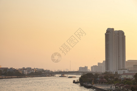 运输拥有晚上曼谷市和河边有高楼建筑和桥梁横跨河面晚上有暮图片