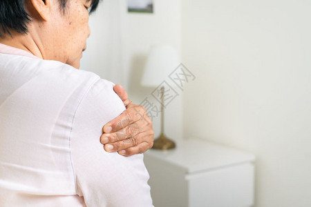 身受颈部和肩伤害的老年妇女以及高龄概念的保健问题等疾病成人拉紧图片