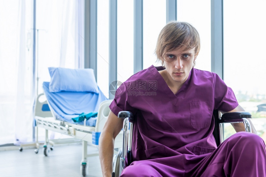 一个人坐在轮椅上的病人感觉在医院背景中感到剧烈愤怒的情绪症状受伤退休无效的图片
