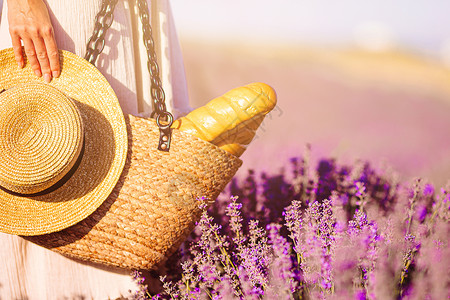 紫色蝴蝶结帽子和谐快乐的在熏衣草地上用帽吸尘袋和熏衣草包干帽背景