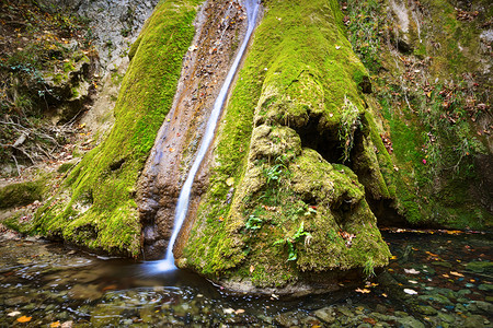 季节秋天美丽的瀑布阿尼娜穆坦因环境体液高清图片