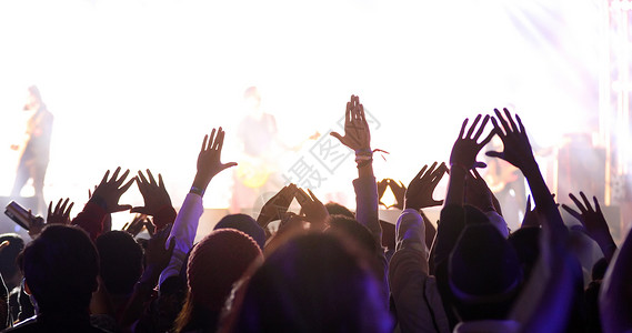 观众鼓掌素材流行音乐会群众在节日观看后举手向明亮的舞台灯升起发光的受欢迎插画