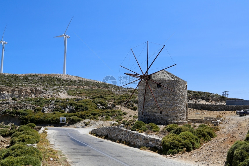乡村的希腊新旧风力加工厂镇基克拉泽斯图片