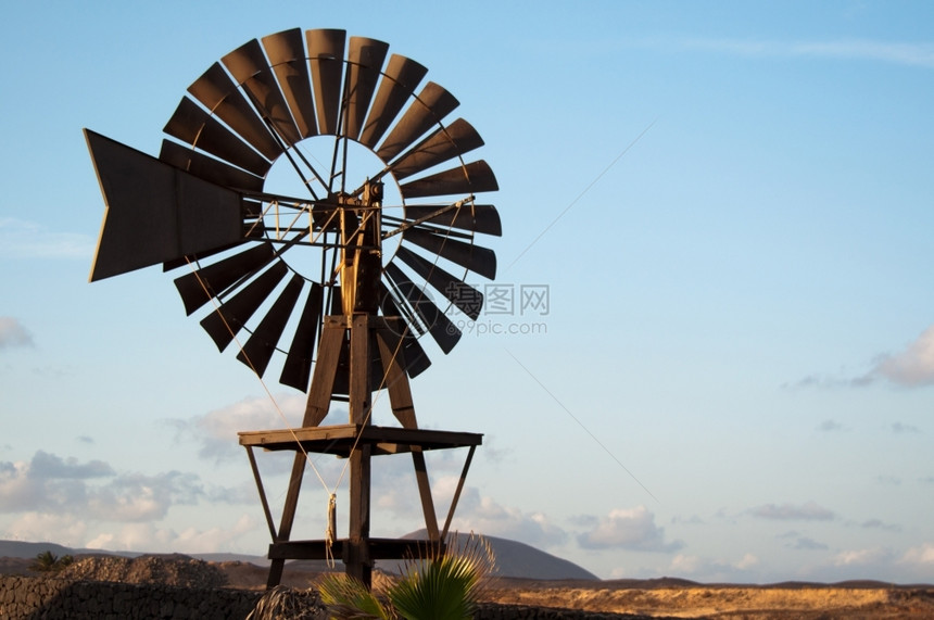 户外西班牙加那利群岛兰萨罗特的旧风车生态金属图片