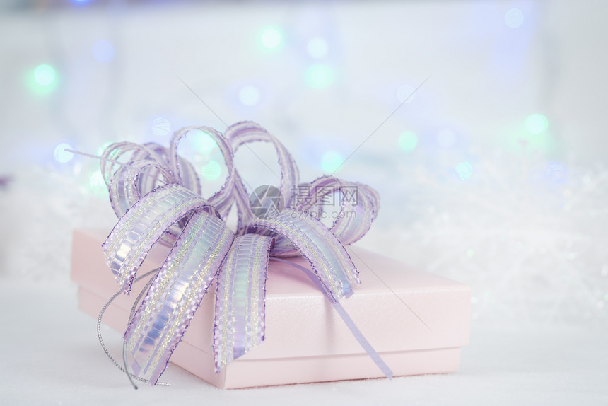 庆祝白色毛皮bokeh背景的礼品盒有季节问候新年快乐AF点选择的复制空间模糊粉色的季节图片