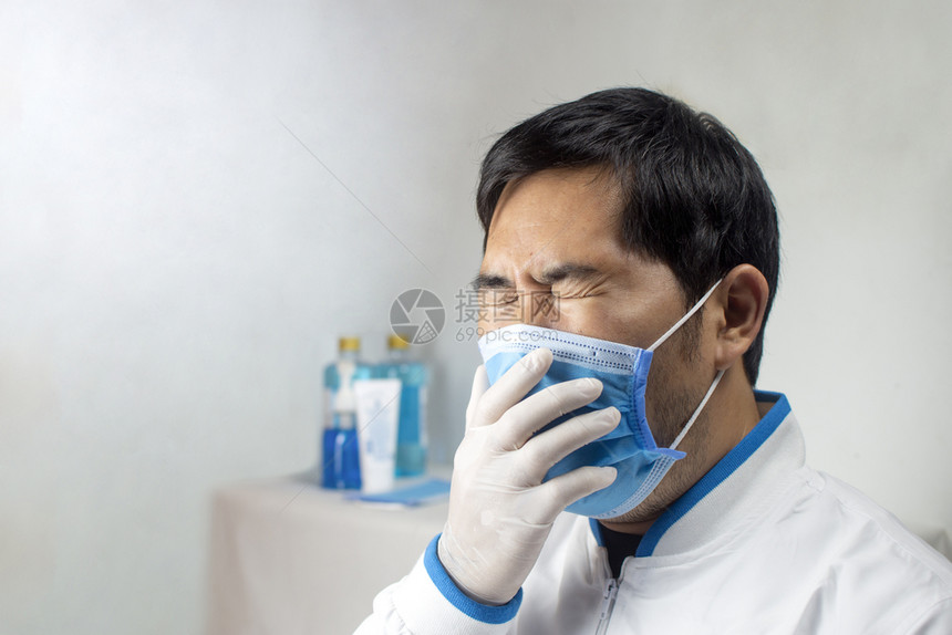 拇指男医生在院一间白色病房用医疗面具咳嗽感染图片