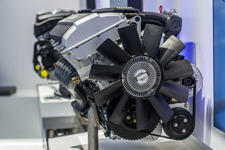 传说中的体育引擎看起来像全新的组装驾驶发动机金属图片