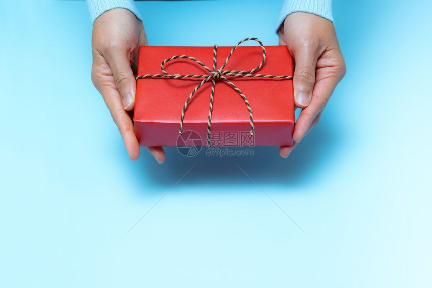 丝带季节包拳击日装货年轻女手拿着礼物盒给接收者图片