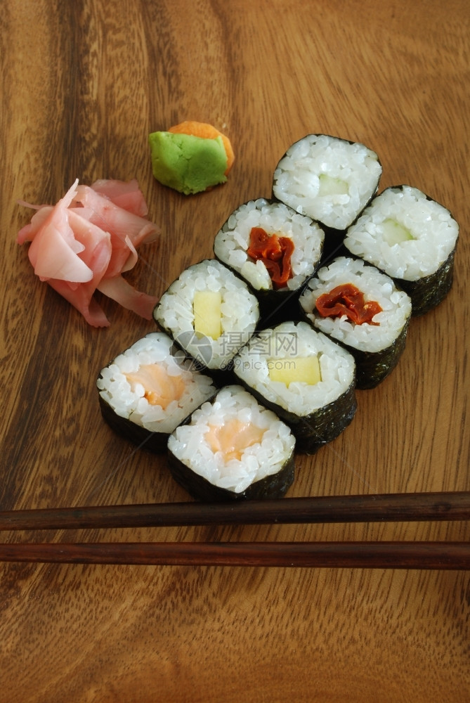大豆寿司餐Hossomaki鲑鱼和筷子高品质照片三文鱼健康图片