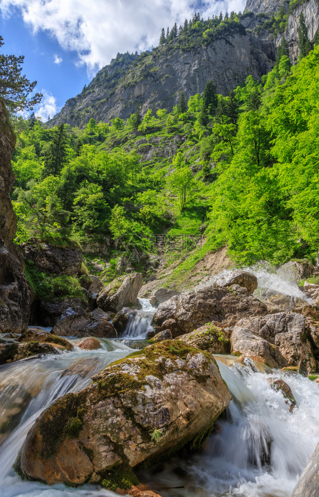 韦特斯坦阿尔卑山的一条野生河流湖巴伐利亚图片