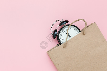 便宜的广告粉红色背景工艺包中的黑色闹钟您设计空间模板布局超级市场背景图片