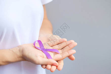 手握紫色丝带用于提示预防老年痴呆症图片