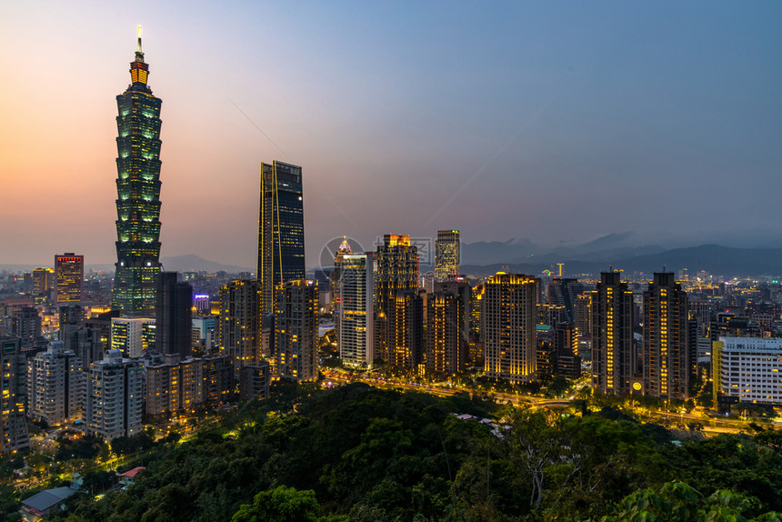 游客现代的台北美丽夕阳台北市的天际和摩大楼Skyscraper和其他现代市区建筑台北流行旅游景点的日落桥图片